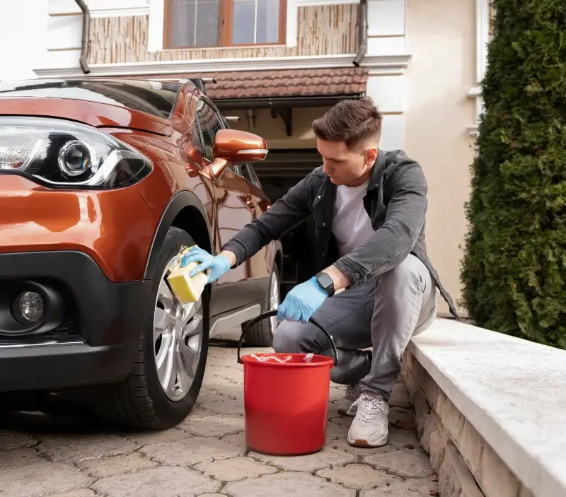 Lavage auto à domicile Réotier : professionnel intervenant sur un véhicule